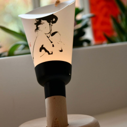 Lampe nomade 5 en 1 rechargeable "Iconienne" Calligraphie par Yves Dimier sur son socle en coeur de hêtre